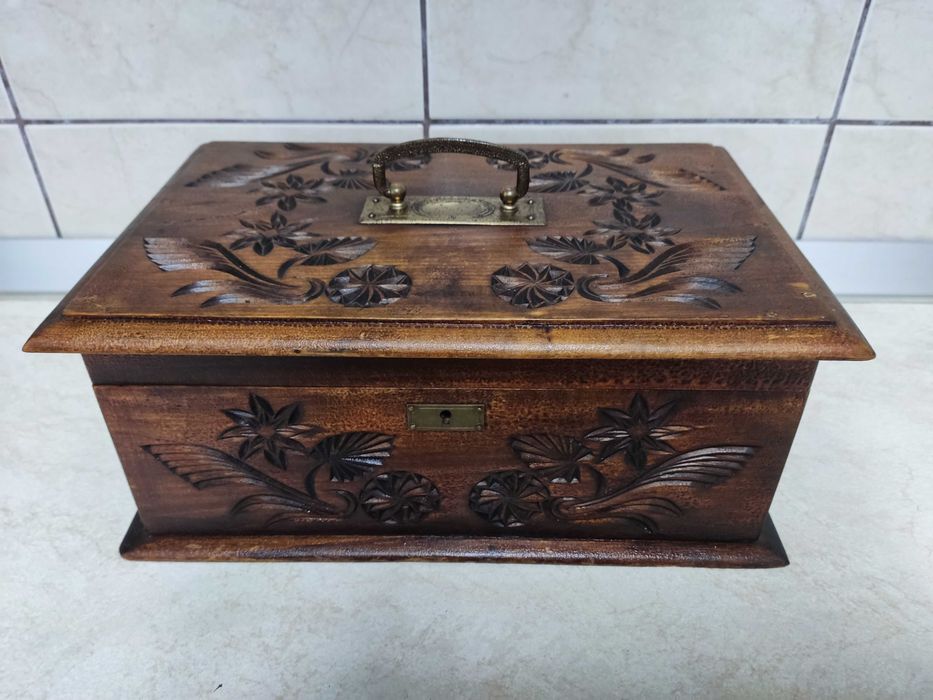 Caseta, cutie veche sculptata, din lemn masiv