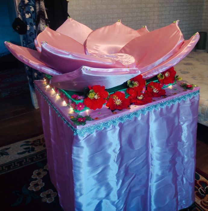 Лотос гүлі трон Тегін емес