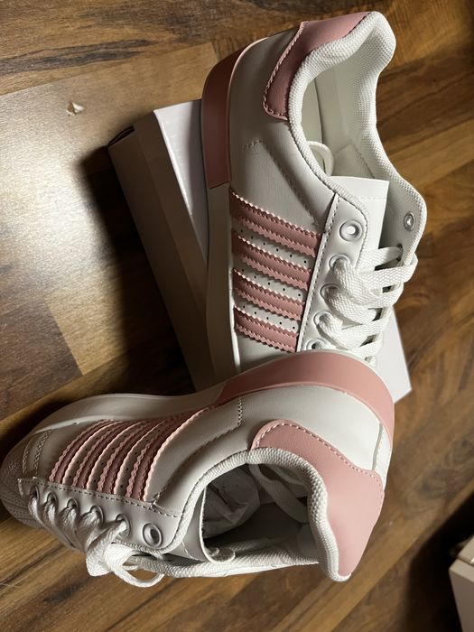 Adidasi dama ! Noi la cutie in doua culori