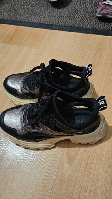 Продам кроссовки 36 размер