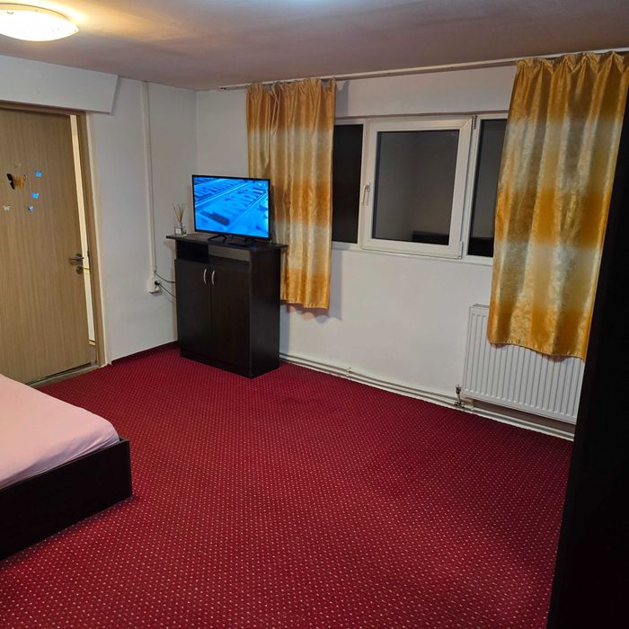 Proprietar inchiriez apartament o camera spatios