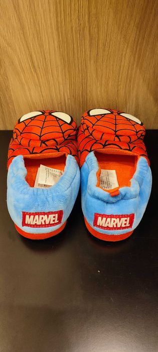 Пантофи спайдърмен на H&M