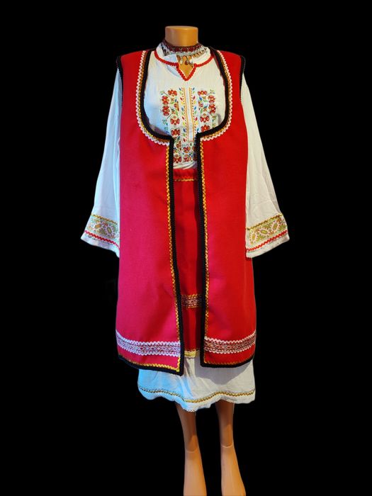 Български носии и бродерия