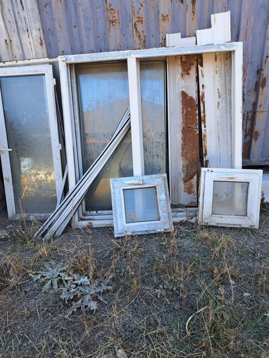Продам рамы и две форточки