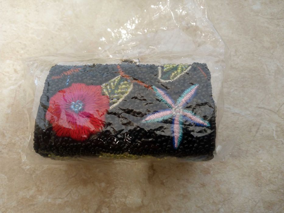 Новый футляр-шкатулка для украшений и маленьких подарков