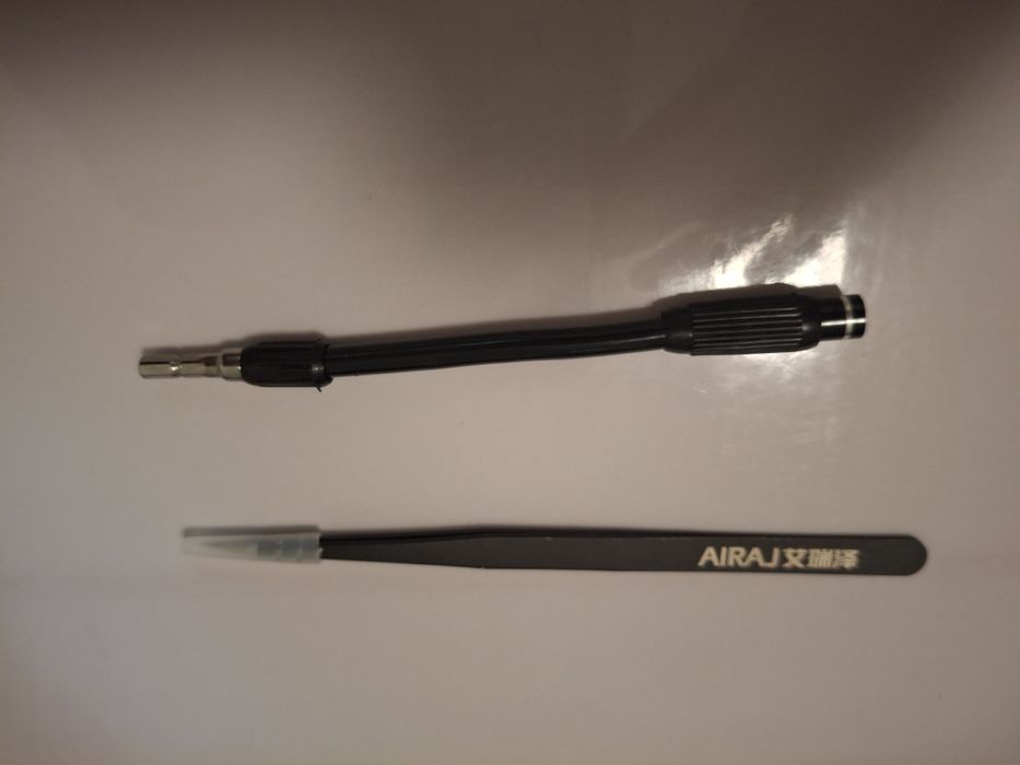 Набор инструментов для разборки телефонов.