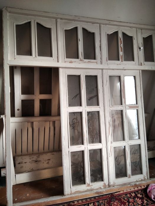 Ром. Ойна. Оконный рама.