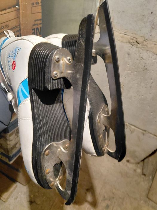 Продам коньки белые