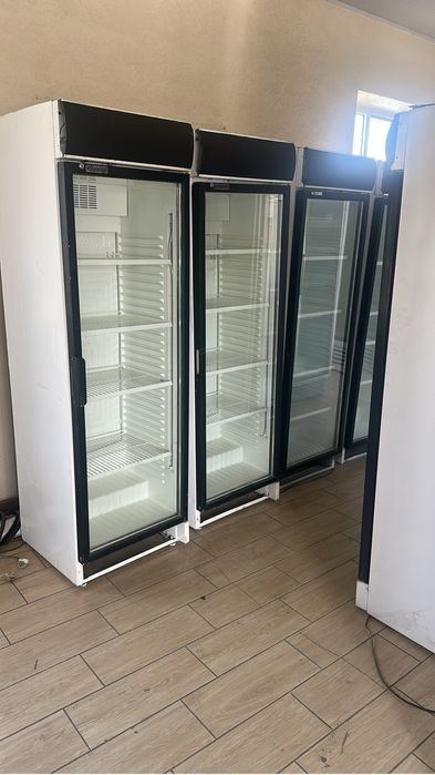 Витринные холодильники разные