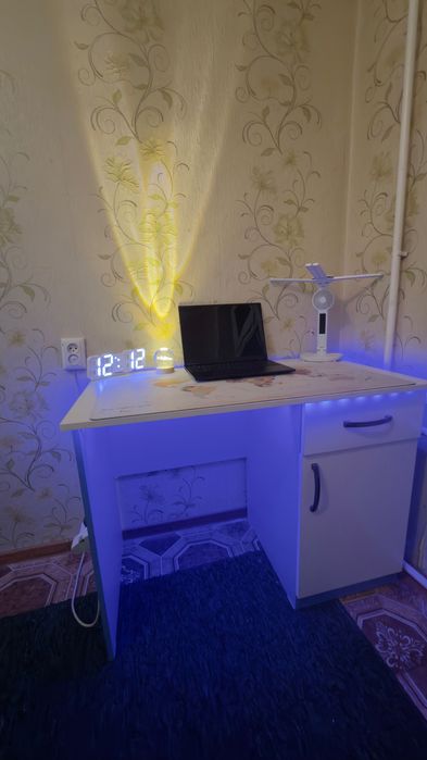 Stol tortmali led chiroqlari bilan