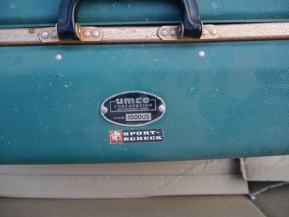 Cutie de pescuit vintage UMCO 1000RS (anii 1950) – verde USA