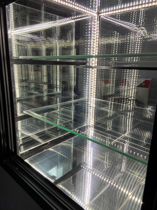 Vitrina Rece Pentru Prajituri 108 Cm / 150 Cm  In Stoc