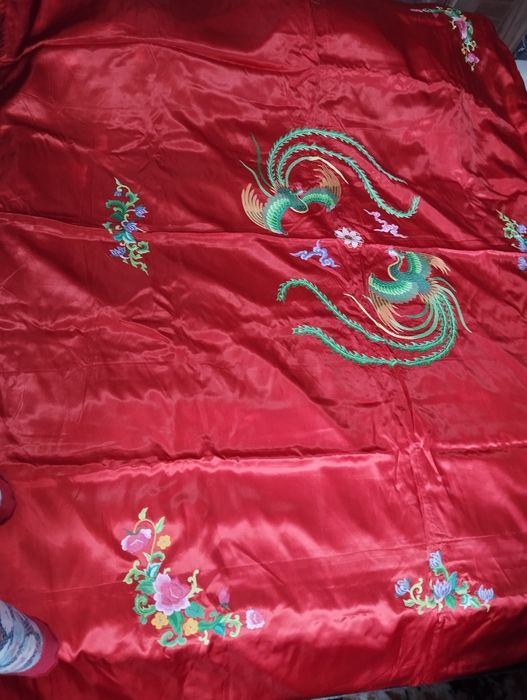 Продается комплект -атласное покрывало,наволочки