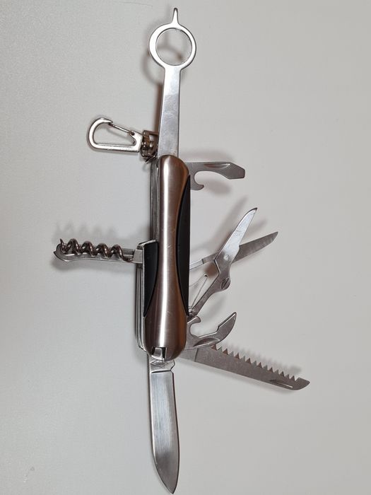 Ловецът сред "офицерските ножове"