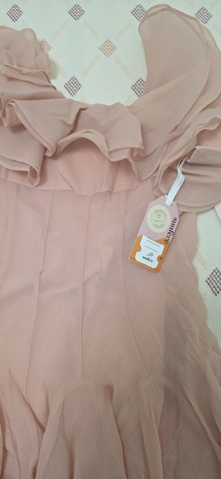 Rochie roz pudrat cu volane – NOUĂ, cu etichetă
