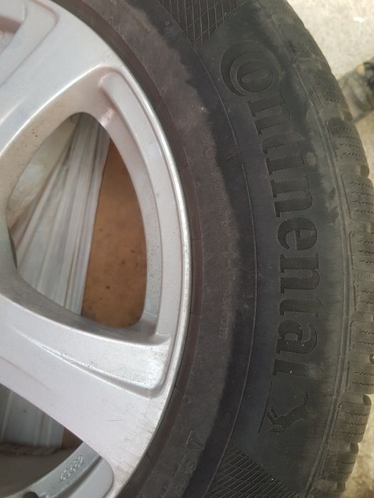 Продавам джанти със зимни гуми 225/65/17 Continental за Тойота Рав 4
