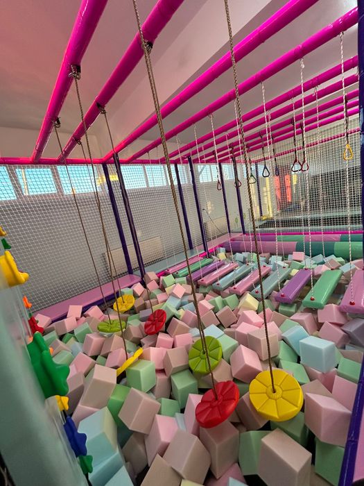 Loc de Joacă modular interior cu obstacole și trambulină-stare f bună