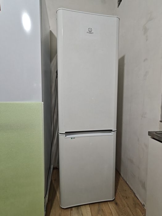 Холодильник indesit