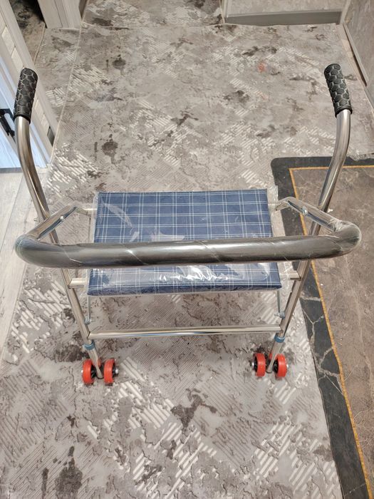 Ходунки для престарелых.