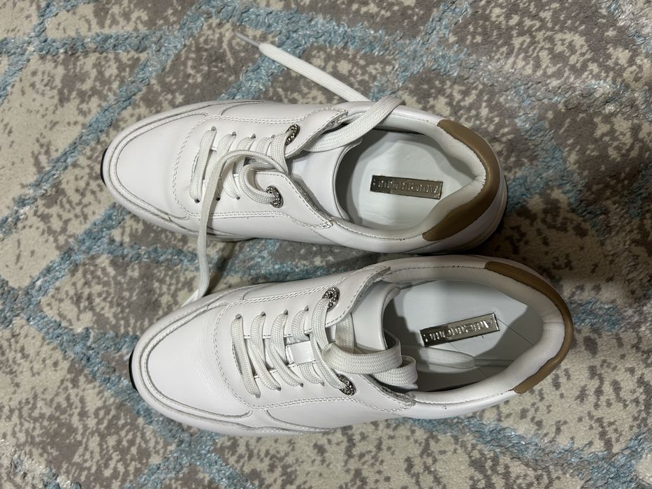 Женские кроссовки