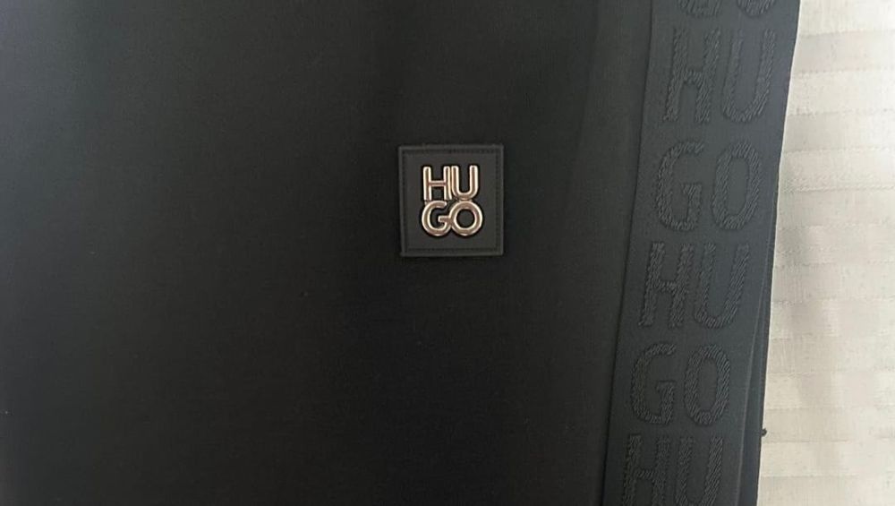 Vând compleu nou de bărbați Hugo