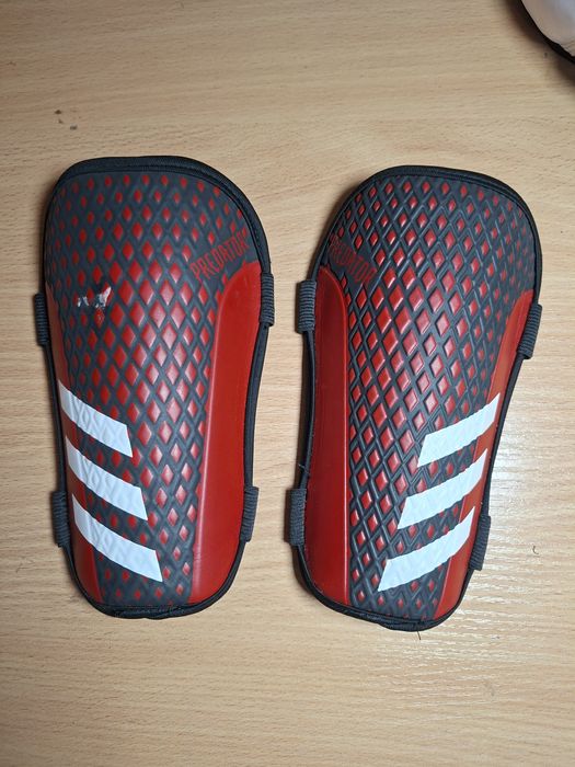 Футбольные щитки Adidas Predator 
Описание:
Продам футбольные щитки Ad