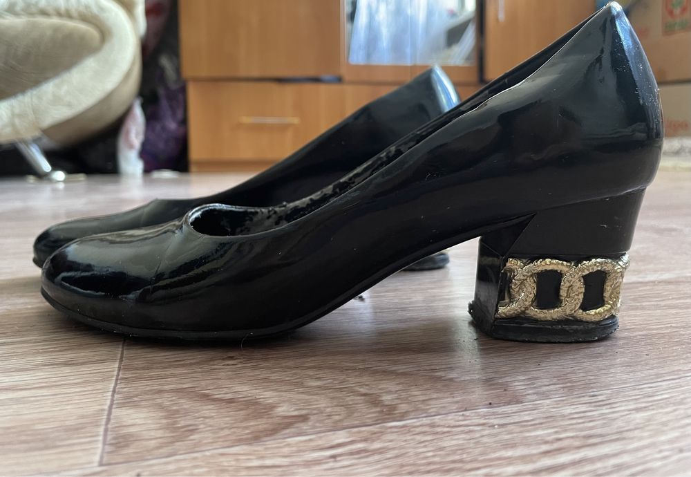 Продам лакированные туфли