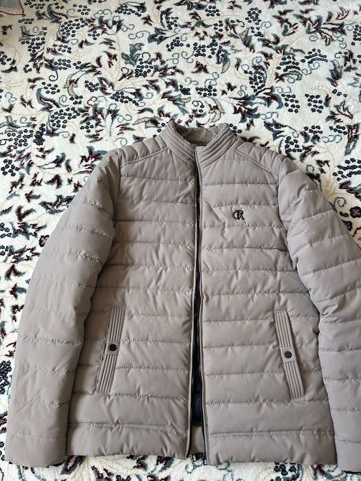 Қара куртка, сұр куртка