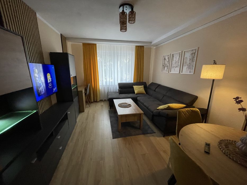 Apartament cu 3 camere, spatios, renovat modern, de inchiriat