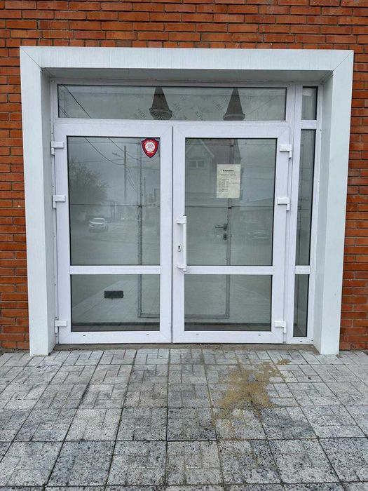 Отдельно стоящее здание в центре города.