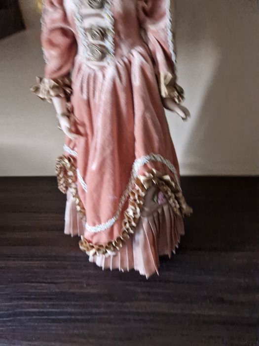 Păpușă de porțelan.