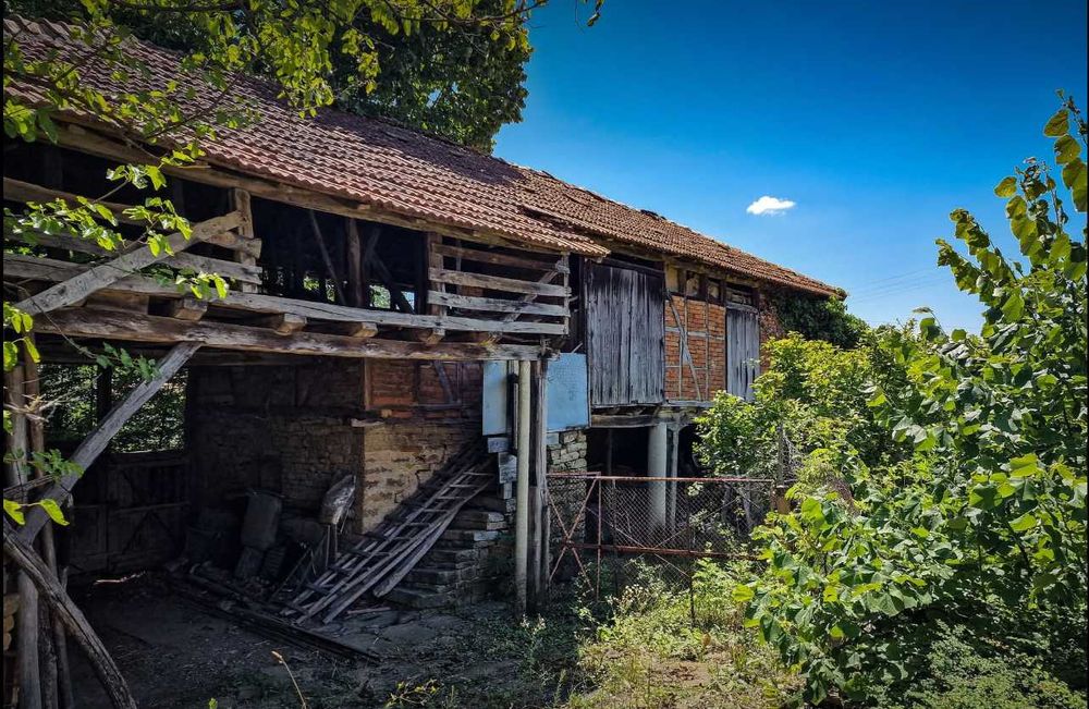 Продава се къща с голям двор и постройки в с. Ловнидол, общ. Севлиево!