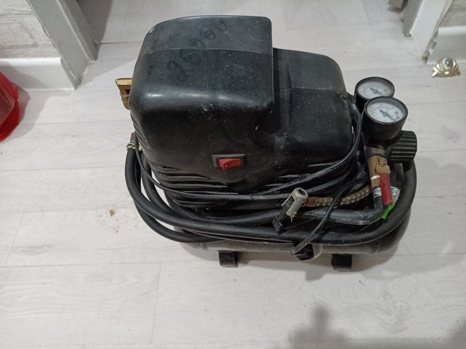 Продам компрессор 6-бар держет смело маленьки но удаленький хорошем со