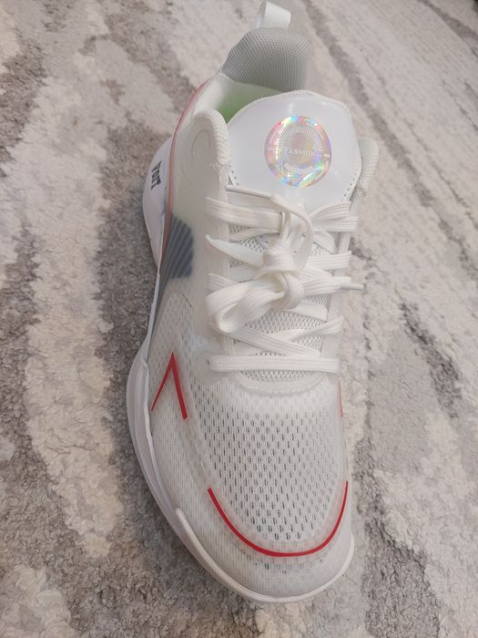 Кроссовки новые 41 размера