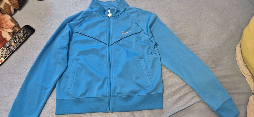 Vând bluza de trening firma nike.