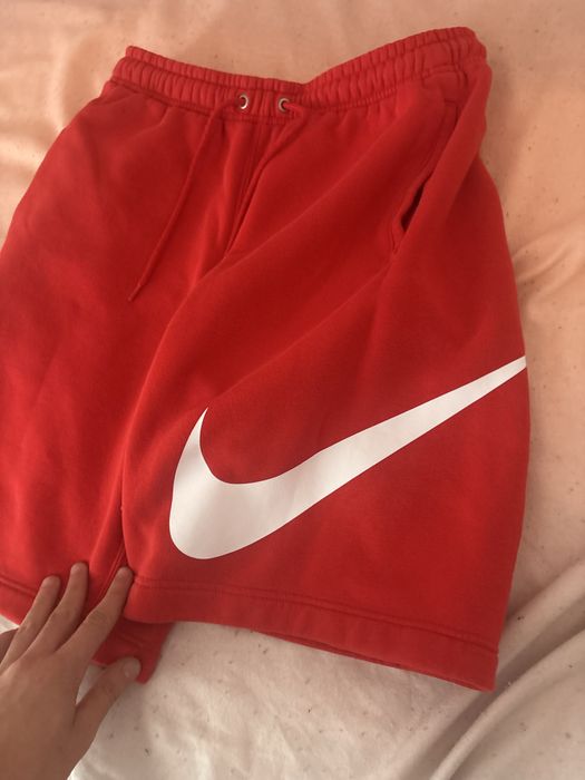 Pantaloni nike scurti culoare rosu.