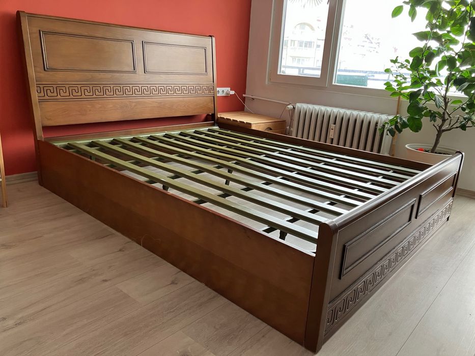 Спалня с метална подматрачна рамка и масивни елементи