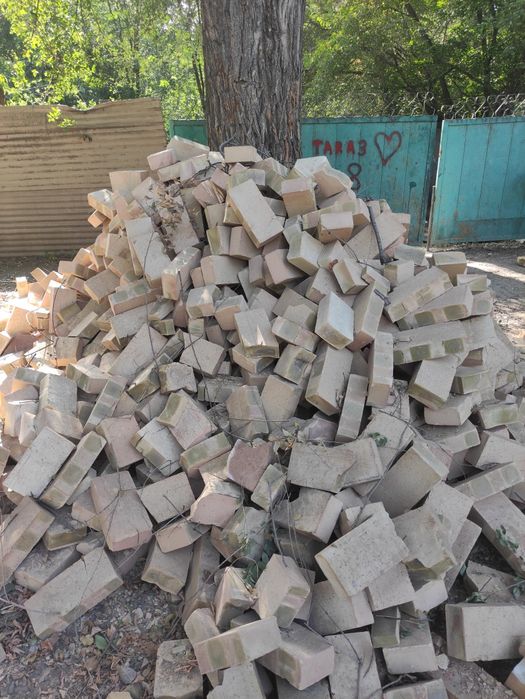 Продам кирпичи 1800 штук
