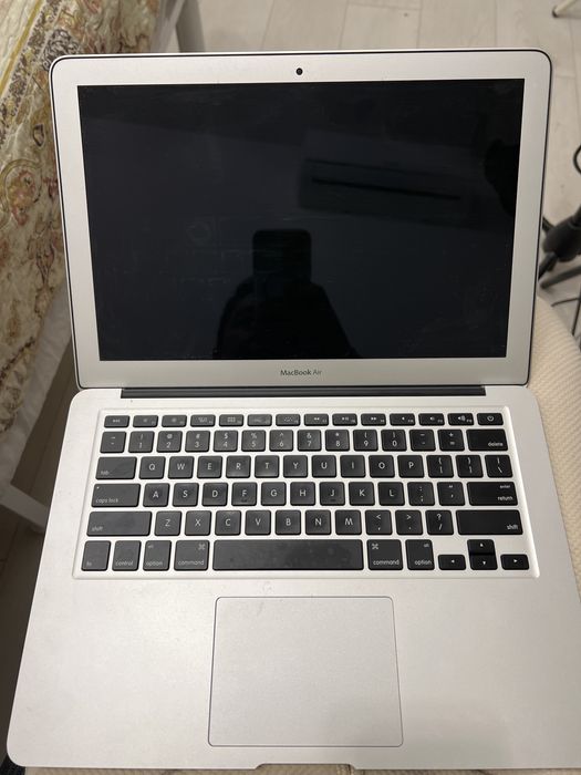 Ноутбку Apple Macbook 13 air