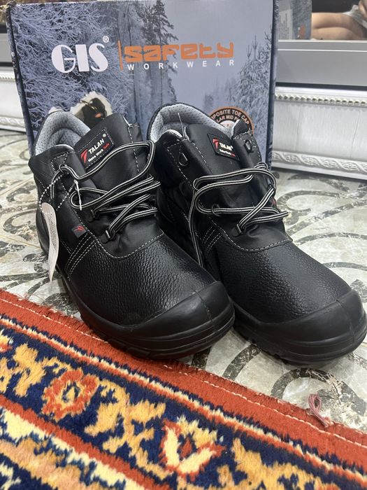 Продам новые Спец обуви