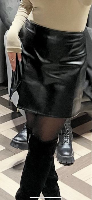 Кожаная мини юбка и кожаные штаны
