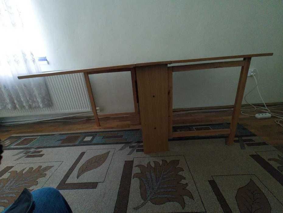 Vand o masa cafea din lemn si o masa plianta extensibila.A se vedea preturile