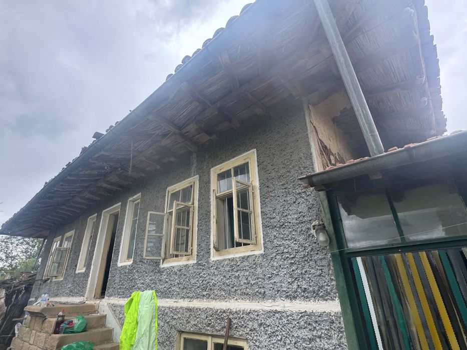 Продавам къща с голям двор
