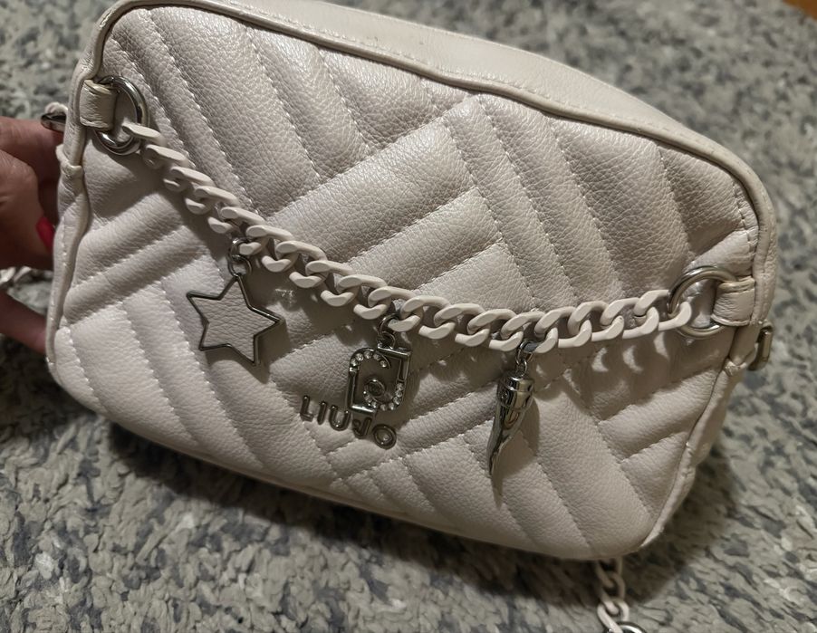 Чанта Liu Jo бежова, носена много малко , без забележки 22/15/7