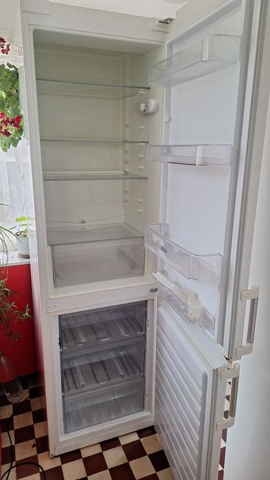 Frigider pt piese de  schimb marca Whirpool are 2m înălțime 60x60