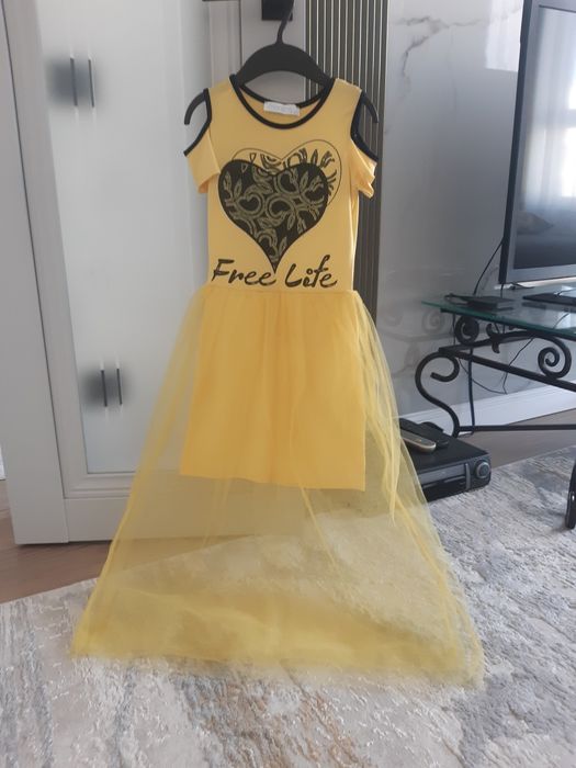 Продается желтое платье размер 140