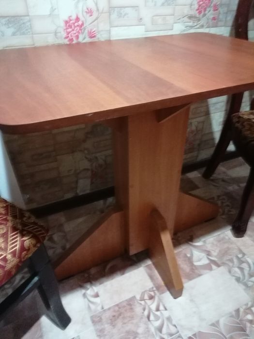 Стол кухонный, 2 стула полумягких.