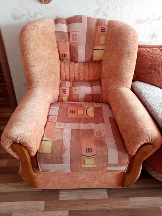 Продам два кресла в отличном состоянии. Стол раздвижной.