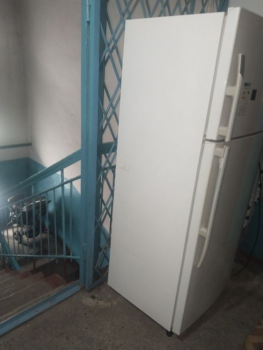 Продам большой холодильник