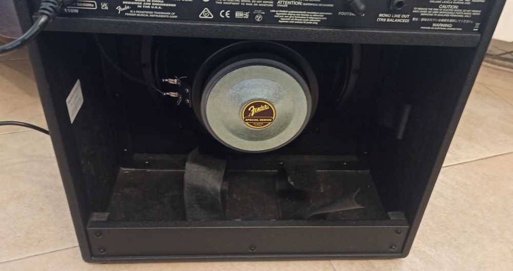 Fender Mustang LT50 моделиращ, китарен усилвател с футсуич и калъф